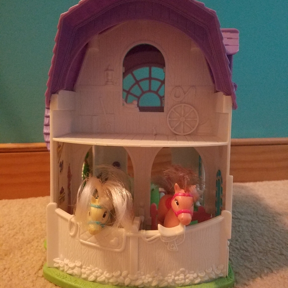 Fisher Price | Expandable Pony Barn with Ponies - Picture 10 of 10